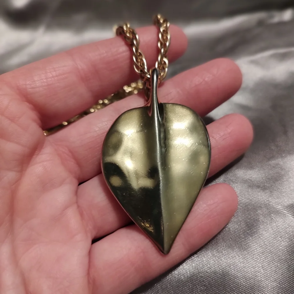 1980's Givenchy gold pendant and chain - Picture 2 of 4